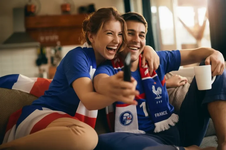 Couple regardant un match de football en direct à la maison avec un abonnement IPTV France en HD et 4K